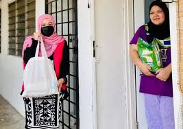 Beramah mesra dengan penerima vaksin. Wanita Muda Putrajaya Jadi Fokus Puteri Umno Sumbang Barangan Asas Ringankan Beban Umno Putrajaya