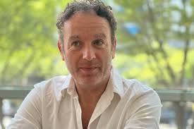 人더컬처] 뮤지컬 '나인 투 파이브' 악덕사장 프랭클린 역의 숀 니덤 "여전한 문제의 잔재들, 지속적으로 얘기해야죠!" : 네이트 뉴스