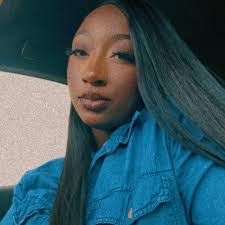 Tia Holmes's Instagram, Twitter & Facebook