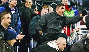 The number of supporters in the year 1990 was estimated at around 350 people (often called hooligans). Ausschreitungen In Holland