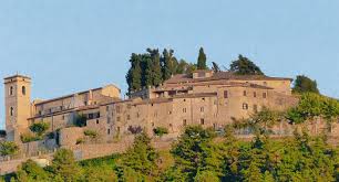 Il castello di fumone è circondato di misteri e leggende una vicenda molto triste fu quella del marchesino francesco longhi, egli unico maschio tra sette sorelle maggiori era il predestinato per avere in eredità tutti i possedimenti di famiglia, tuttavia le sorelle invidiose non erano intenzionate a. Il Castello Di Fumone E I Suoi Misteri Il Blog Su Fiuggi E Ciociaria