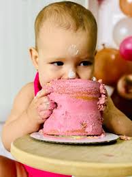 Foto profissional gratuita de acontecimento, adorável, agradável, alegre,  alegria, animado, aniversário, ao ar livre, arco de cabelo, bebê,  bebezinha, bolo, bonitinho, brincalhão, cânone, celebração, coberta,  comemoração, cor de rosa, criança, criativo, de