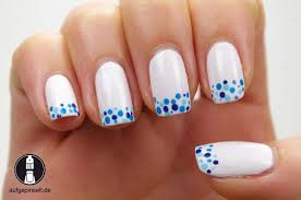 Zunächst die nägel mit einem schwarzen nagellack grundieren. French Dots In Blue Nagellack Muster Nagellack Nagellack Ideen