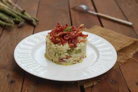 1) per realizzare la ricetta del risotto con crema di asparagi e speck inizia col pulire gli asparagi; Risotto Con Asparagi E Speck Cibo Che Passione