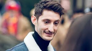 Un jour, alors qu'il est en intervention, il se sacrifie pour ses hommes et se réveille dans un service. Pierre Niney Dans Sauver Ou Perir