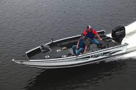 Built with traditional lund quality, the 1775 lund pro guide has everything from dual rod lockers to a tiller command console. Lund 1775 Pro Guide For Sale And Information Boatshowavenue Com
