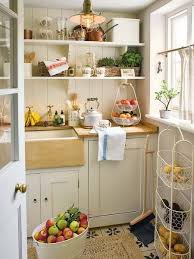 Bahkan dengan ukuran yang minim, dapur bisa dibagi menjadi dua area untuk memasak dan ruang makan. 25 Desain Dapur Cantik Yang Bisa Anda Tiru Dengan Mudah
