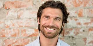 Se espera que las personas atractivas sean más generosas — y la generosidad  las hace más atractivas. : r/psychology