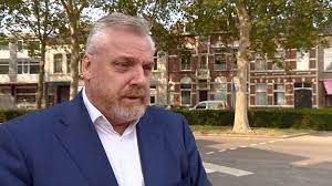 Peter schouten gaf tijdens de persconferentie aan dat ze niet geïntimideerd zijn en daarom ook niet anoniem nabil b. Buurt Steunt Advocaat Peter Schouten Ik Hoop Dat Ze Hem Met Rust Laten Omroep Brabant