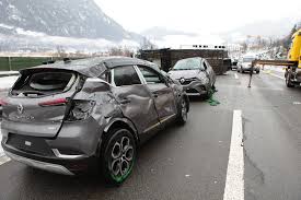 13 miles of queues after vehicle crashes off m25 in kent. Unfall Mit Autotransporter Vor Seelisbergtunnel A2 Gesperrt