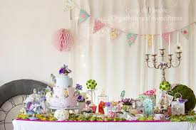 Kit anniversaire thème alice au pays des merveilles contenant vaisselle jetable et décoration. La Decoration De La Propriete