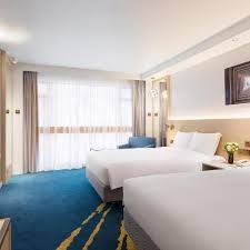 Holiday Inn Golden Mile Holiday Inn Golden Mile Offers Convenience With Tsimshatsui Mtr Station At Its Doorstep It Fe Holiday Inn Extra Long Bed Elegant Hotel