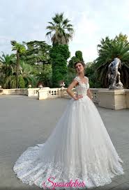 Sofisticati e molto femminili, con gli abiti principessa andrai a colpo sicuro grazie alla loro delicatezza ed eleganza. Abiti Da Sposa Da Principessa Con Gonna Voluminosa E Corpetto Di Pizzosposatelier