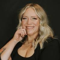 Kristin Yarbrough's Instagram, Twitter & Facebook