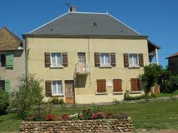 At The Heart Of This Brionnais Village With It S Restaurant And Baker S This Large Property Offers Ample Accomodati Maison En Pierre Maisons De Village Maison