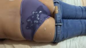 Disfruto de la hermana de mi esposa mientras descansa, nos masturbamos y me  corro en su culo con bragas