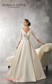Italian Born Designer Veni Infantino Has Developed A Unique Signature Style Creating Beautiful Dresses Designer Wedding Dresses Wedding Dresses Bridal Dresses