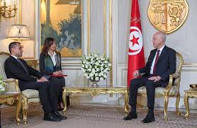 توجه الرئيس التونسي قيس سعيد في الـ 16 من يونيو الجاري إلى إيطاليا في زيارة تعد هي الأولى، فقد التقى سعيد أثناء زيارته بكل من وزير الخارجية الإيطالي، لويجي دي مايو، ورئيس الجمهورية سيرجو ماتاريلا، ورئيس مجلس الوزراء جوزيبى كونتى، ووزير الداخلية لوتشيانا لامورغيزي. Ø§ÙŠØ·Ø§Ù„ÙŠØ§ ØªØªÙ…Ø³Ùƒ Ø¨Ø¥Ø´Ø±Ø§Ùƒ ØªÙˆÙ†Ø³ ÙÙŠ Ù…Ø¤ØªÙ…Ø± Ø¨Ø±Ù„ÙŠÙ† Ø­ÙˆÙ„ Ù„ÙŠØ¨ÙŠØ§ Meo
