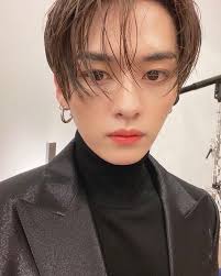 Minhology - Lee know with wet hair is so damn hot.... | Facebook