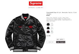 Gerippter schalkragen, druckknopfverschluss, logo an der brust, zwei vordertaschen, lange ärmel und gerippte abschlüsse. Supreme Rap A Lot Records Satin Club Jacket
