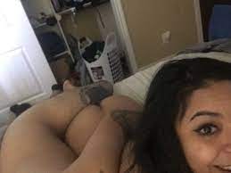 Thick latina naked selfie