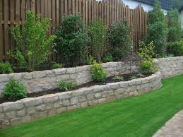 Begruntes Naturstein Hochbeet Erhohtepflanzbeete Begruntes Naturstein Hochbeet Begruntes Erhoh Stone Raised Beds Backyard Landscaping Front Yard Landscaping