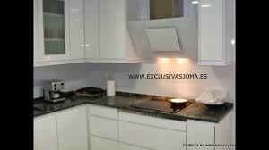 Cocina pequeña blanca lacada en brillo con perfil gola. Muebles De Cocina En Blanco Alto Brillo Con Tirador Unero En Blanco Encimera Granito Importacion Youtube