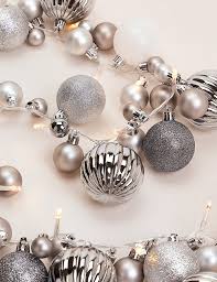 With maisons du monde, make your christmas tree the centre of your christmas decor. Bauble Garland Lights M S