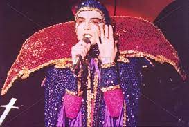 Dentro una ricostruzione storica accademica, la ricchezza della narrazione non risparmia gli eccessi avvicinandosi concettualmente al melodramma operistico. Cosmic Machine Renato Zero Celebrities Art Costume Disco