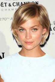 Après l'explosion des qu'il soit plongeant, long ou effilé, le carré sera la tendance de l'année prochaine. Coupe Au Carre Court Blond Coupe Cheveux Carre Court Carre Court Blond Coupe De Cheveux Courte