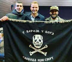 Dragan - Draško Stanivuković slika se sa fašistiičkom četničkom zastavom.  To vam čudno? Jok, slikaće se sa petokrakom uz Ciao Bella. | Фејсбук