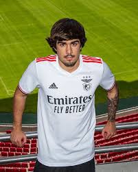 Desde mayo de 2004 el número de socios del club ha ido aumentando significativamente, gracias a la campaña de márketing denominada kit sócio (kit de socio en portugués) lanzada por el benfica con el objetivo de alcanzar los 200.000 socios, partiendo de los 94.714 que había en ese momento. Benfica 2021 22 Adidas Away Kit 21 22 Kits Football Shirt Blog