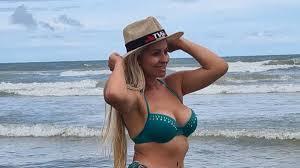 Sheila Bellaver posa de biquíni na praia e exibe corpão em forma