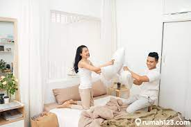Jika zaman dulu hunian digunakan sebagai tempat perlindungan dari iklimburuk serta buat menghindari diri dari terjangan hewan buas maka fungsi tempat tinggal pada zaman sekarang ini. 15 Desain Kamar Tidur Romantis Dijamin Bikin Pasangan Makin Lengket Rumah123 Com