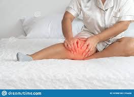 Jedes bett für übergewichtige mit massivholzrahmen. Ubergewichtige Frau Sitzend Auf Dem Bett Und Schnaschende Knie Wegen Der Schmerzen Die Durch Ubergewichtsstorungen Verursacht We Stockfoto Bild Von Karosserie Krankheit 161966140