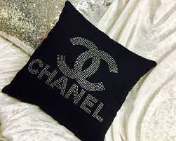 Divano chanel angolare, pelle pieno fiore misura 3 mt x 2.30 mt. Cuscino Ispirato Stilista Chanel Disponibili 2 Taglie Foto Mostra Misura 14 X 14 Questo Elenco E Per Il Solo Non Fed Custom Bling Girl Bedroom Decor Pillows