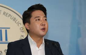 이후 5월20일 오후 국민의힘 당사에서 '변화'와 '청년'을 강조하며 당 대표 출마를 선언했다. 30ëŒ€ ê¸°ìˆ˜ë¡  ì´ì¤€ì„ ë‹¹ëŒ€í'œ ì¶œì‚¬í'œ ì†í•™ê·œ 1ê°• ìœ„í˜'í• ê¹Œ