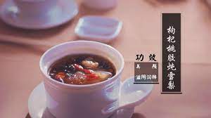 材料桃胶 80g 水 2000ml 雪梨 3个枸杞 40g 冰糖 180g 做法1 桃胶用水浸泡18小时或以上 浸泡后的桃胶会大约涨大8倍 并呈浅黄色和透明状 反复清洗桃胶 除去黑色杂质 备用 2 把水和泡发好的桃胶倒入锅里 recipes food dishes dishes