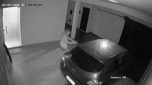 Carro liga sozinho, derruba portão e assusta moradora em Uberlândia