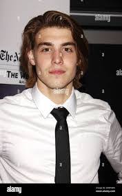 Mike Veenstra's Instagram, Twitter & Facebook