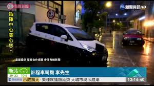 6 月 28 日 香港天文台，发布了最高级别的黑雨，部分地区降雨量超过 150 毫米。 据港媒报道，大屿山屿南道近上长沙泳滩的士站发生山泥倾泻，大量夹杂沙石的泥水从山坡冲落淹没马路，有目击者惊呼沙滩出现山泥瀑布。 é¦™æ¸¯ é»'è‰²æš´é›¨ å°å·´éšªæˆå°èˆ¹ è¯è¦–æ–°èž20200607 Youtube