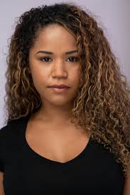 Samantha Cunha's Instagram, Twitter & Facebook