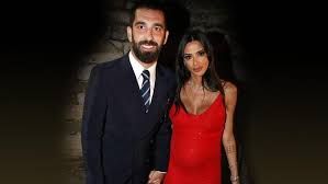 Arda turan ve berkay arasında yaşanan kavga sonrasında taraflar farklı açıklamalar yaparak kafaları karıştırsa da berkay'ın eşi özlem ada şahin, tacize uğradığını beyan ederek yaşananlara son noktayı. Arda Turan In Esi Aslihan Dogan Dan Ilk Aciklama Geldi Magazin Haberleri