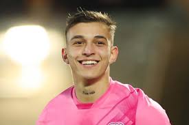 Vargas signs huge contract as he completes permanent Hearts transfer