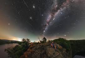 2019英仙座流星雨最佳观赏时间： 8月13日10点至23点 它的zhr(每小时天顶的理论流星数)都会保持在一个较高水平，最大可达 110颗 左右。 直播平台：ing直播/新华网 2019英仙座流星雨最佳观测地点： Vtnigtvbokjxom