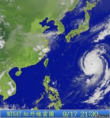 Compound of 颱 (violent wind) and 風 (wind). å½©é›²é¢±é¢¨çœŸçš„ä¸æœƒé€²ä¾†å—Ž Mobile01