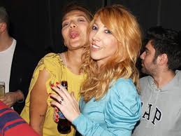 Demet akalın'ın programa bu kez yeniden barıştığı arkadaşı hande yener'i davet ettiği ancak yener'in programa katılmayı reddettiği öğrenildi. Hande Yener Demet Akalin Kagit Uzerinde Uzlastilar