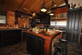 Cuisine Rustique Pour Chalet Au Bord Du Lac Melange De Bois Rustique Avec Pierre D Ardoise Home Decor Kitchen Home