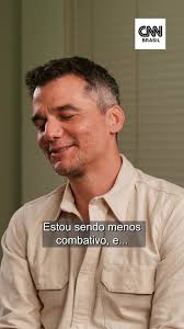 Qual o problema em pensar de forma diferente? Wagner Moura disse que, no  momento, ele tem confrontado menos e ouvido mais quando o assunto é  política.Segundo o ator, é um perigo desumanizar quem pensa ...