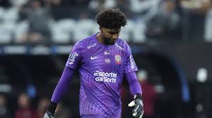 Hugo Souza pede desculpas à torcida do Corinthians por falha, mas diz: 'É o que a gente treina, não vou deixar de fazer'